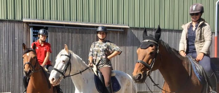 Photo de nos apprenties Emilie Coletti Celana Vallin Elora Dupont centre de formation OBERNAI Club hippique Strasbourg