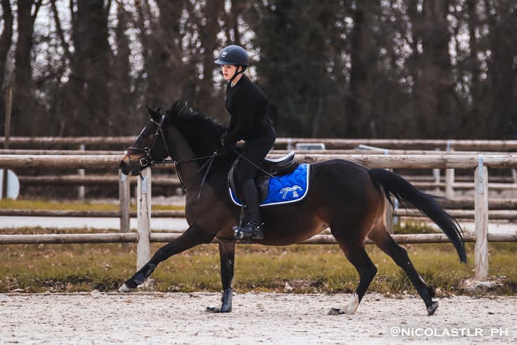 Photo d'une cavalière qui se prépare à pratiquer la discipline équestre du ponygames au Club hippique Eckwersheim