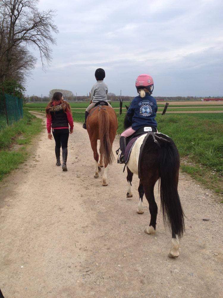 Photo d'une jeune cavalière qui fait une balade à poney au Centre équestre près de Strasbourg