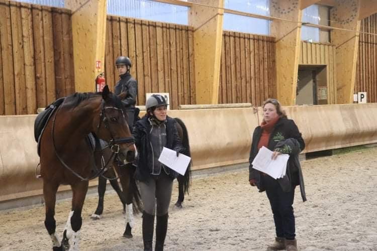Photo prise lors d'un cours compétition dressage avec Charlotte au club hippique d'eckwersheim près de strasbourg