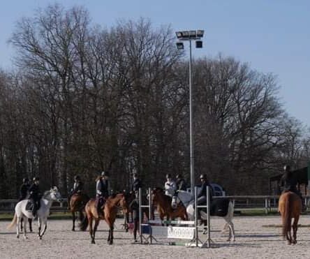 Photo d'un groupe examen passage de galop épreuve de saut d'obstacles