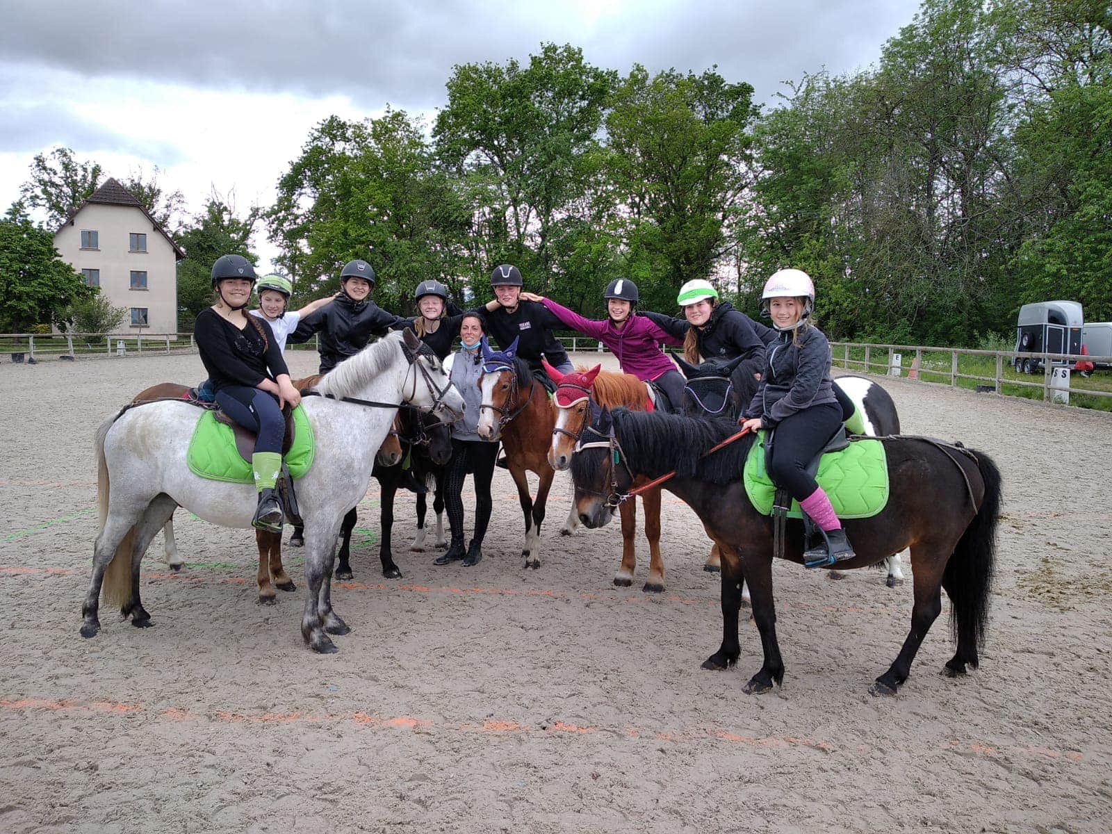 Photo d'un cours de pédagogie équestre avec des poneys au club hippique Eckwersheim situé près de Strasbourg