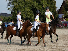 Photo de 3 cavaliers qui s'entrainent au Horseball sur leurs montures au Centre équestre Eckwersheim situé près de Strasbourg