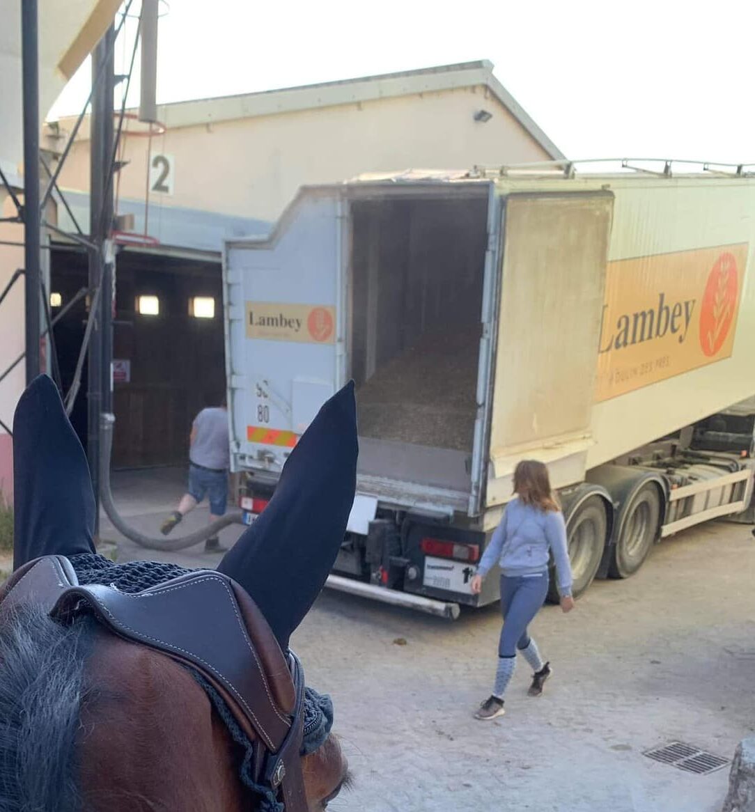 Camion de livraison Lambley, une marque d'alimentation équine utilisée par le Club hippique Eckwersheim pour nourrir ses animaux