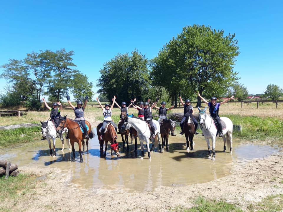 Photo d'une cavalière sur son cheval lors d'un entrainement à la discipline équestre CCE au Club hippique Eckwersheim