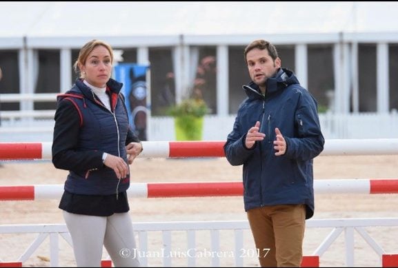 Photo de Simon Dalibert qui donne un cours de pédagogie équestre à une cavalière au club hippique situé près de Strasbourg