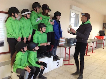 Photo d'un groupe de jeunes cavaliers qui apprennent l'équitation avec leur instituteur au Centre équestre Eckwersheim
