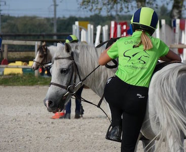 Photo d'une cavalière qui se prépare à pratiquer la discipline équestre du ponygames au Club hippique Eckwersheim